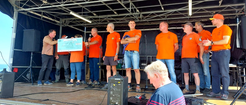 © Isabelle Berthou /L'auteur de Secrets de mer remet un chèque de 1200 euros à la station SNSM de Trévignon-Concarneau.