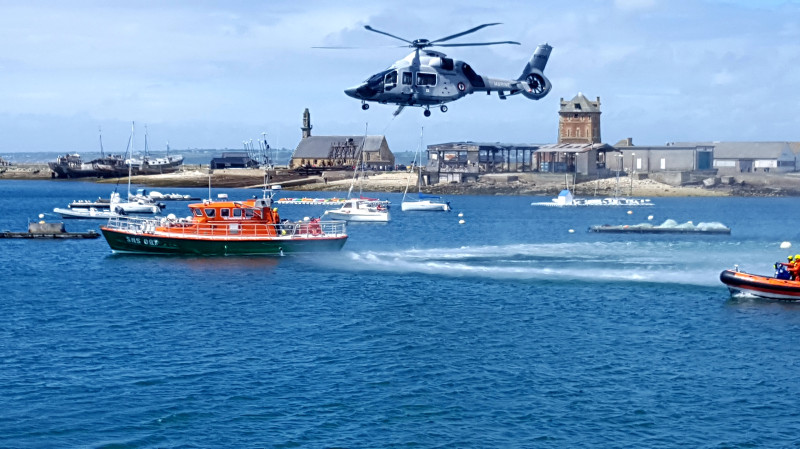 © EB Démonstration d'Hélitreuillage de l'hélicoptère H160 avec le Canot tous Temps Notre Dame de Rocamadour dans le port de Camaret.