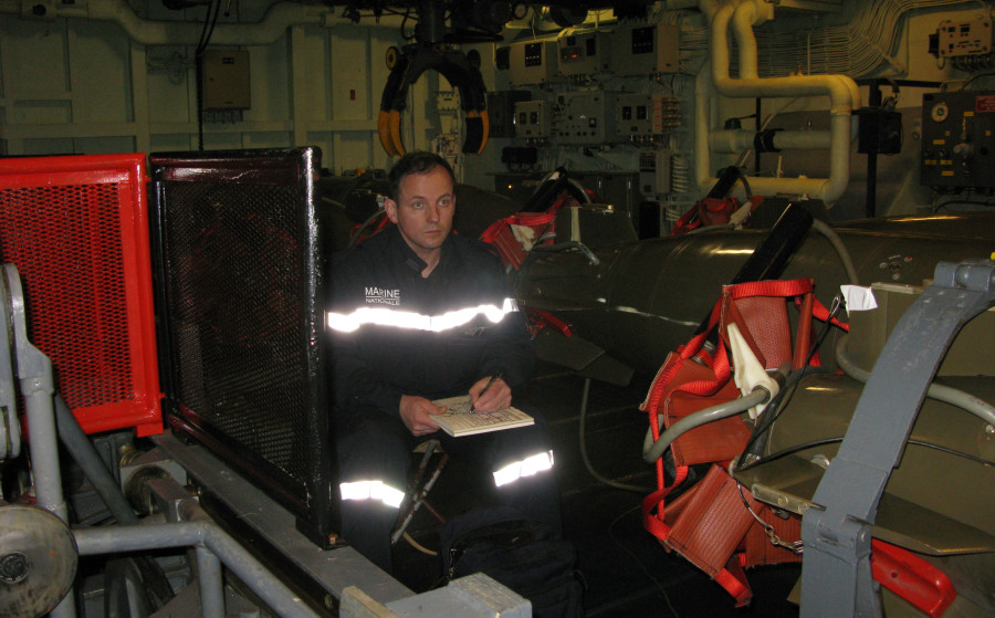 DR : Eric Berthou au travail à bord de la FASM Tourville.